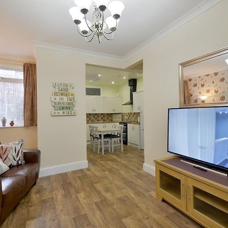 Ground Floor Apartment Up To 6 Guests With Games Chill Out Room Scarborough Bagian luar foto