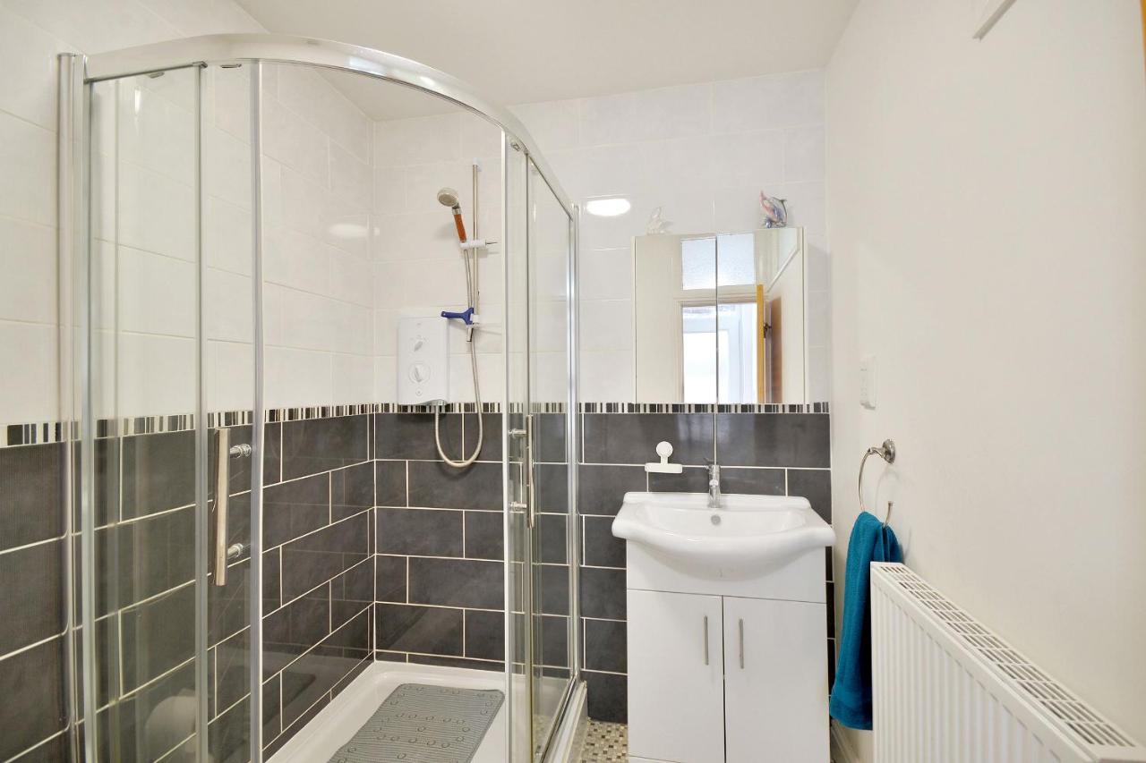 Ground Floor Apartment Up To 6 Guests With Games Chill Out Room Scarborough Bagian luar foto