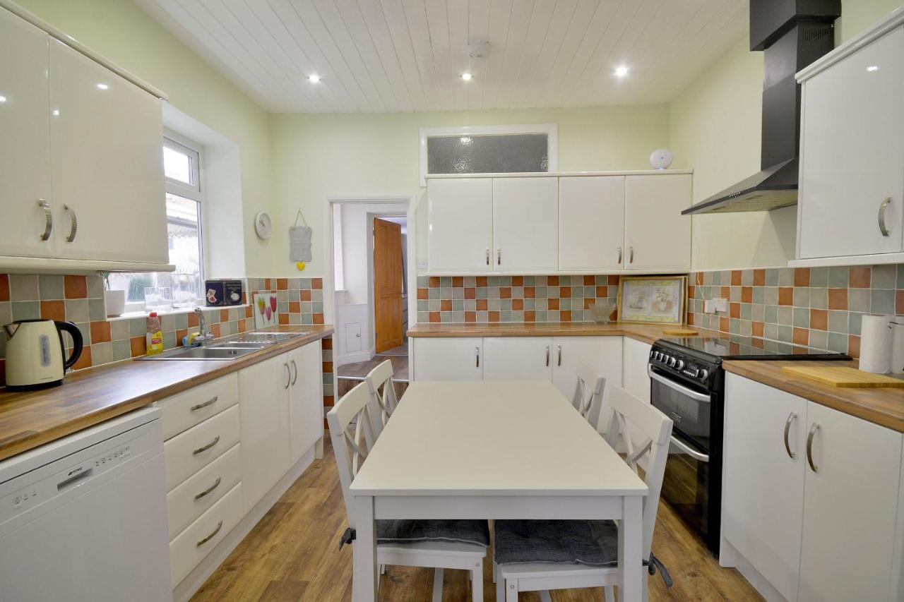 Ground Floor Apartment Up To 6 Guests With Games Chill Out Room Scarborough Bagian luar foto