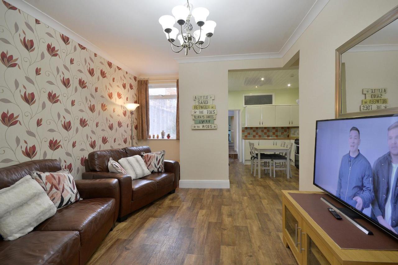 Ground Floor Apartment Up To 6 Guests With Games Chill Out Room Scarborough Bagian luar foto