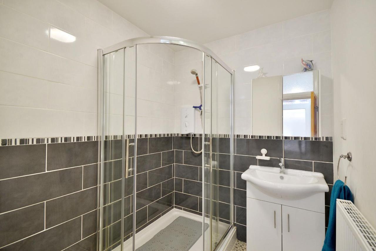 Ground Floor Apartment Up To 6 Guests With Games Chill Out Room Scarborough Bagian luar foto