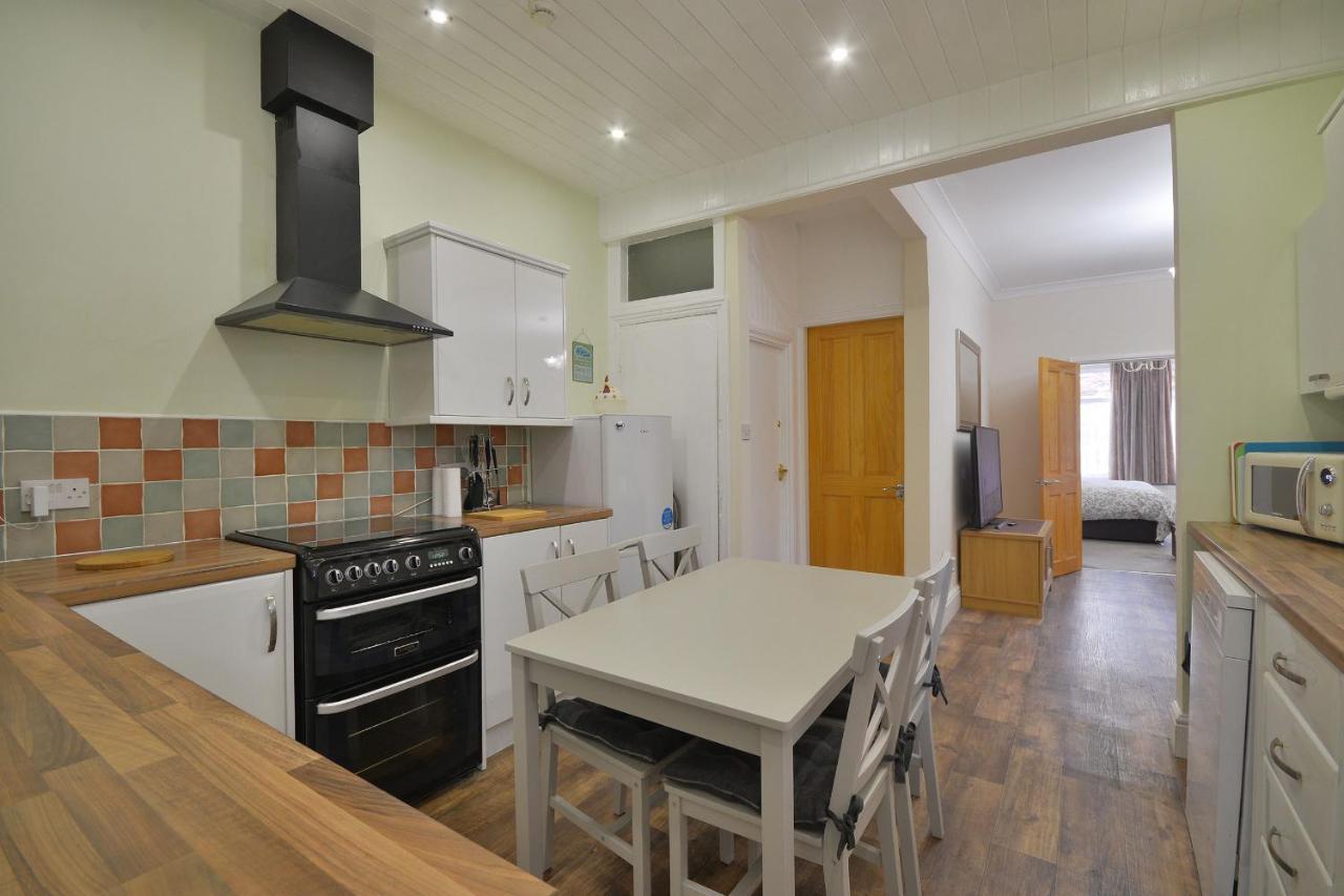 Ground Floor Apartment Up To 6 Guests With Games Chill Out Room Scarborough Bagian luar foto
