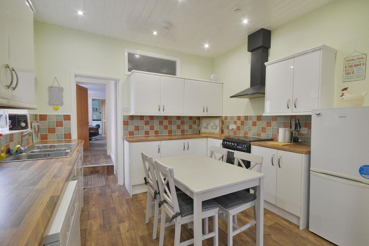 Ground Floor Apartment Up To 6 Guests With Games Chill Out Room Scarborough Bagian luar foto